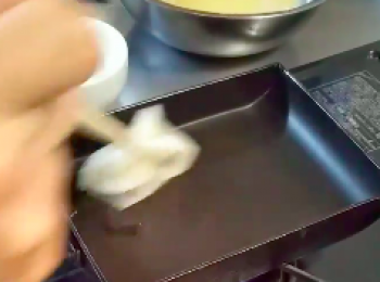 step1: 將A蛋打散後,將B的調味料放進去,再攪拌均匀
開中火，用手感覺一下鍋内的温度→轉小火,倒入油, 用纸巾擦一匀