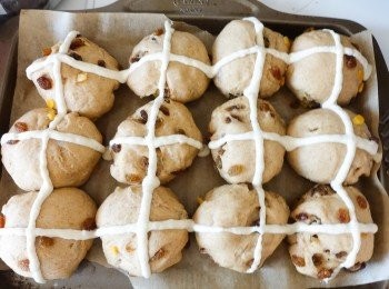 step6: 用45克麵粉和60毫升水拌勻，放入擠花袋內 （*質感要像糊)在麵糰上擠上<span class="group_2">十字</span>。放入已預熱200度C焗爐，焗約20分鐘