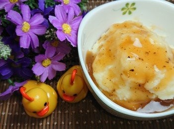 step7: 在薯蓉上倒上醬汁便可享用。