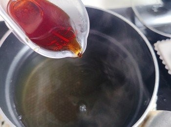 step6: 之後取出柴魚片，最後加入適量的鹽/味醂和日本醬油作調味，昆布高湯便已完成。