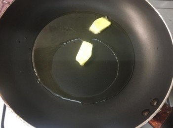 step3: 鑊倒下油加上薑片大火燒熱轉細中火（油加上薑片後煎魚冇咁容易黐底）