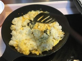 step1: 黑毛豬梅扒解凍後索乾水份, 在平底鑊以中火煎至2面金黃, 落鑊時灑上鹽及黑椒調味, 煎至7成熟(還有血水流出)後盛起備用，洋蔥, 甘筍, 蕃茄切粒, 乾蔥頭切碎, 本菇洗淨後切一半成粒狀, 粟米起肉備用
3. 平底鑊煎蛋, 大約成形時加入白飯快炒 ，炒完盛起備用