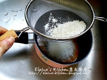 step3: 蛋黃放入煲內拌散 , 加入約15g份量白砂糖拌勻 , 將麵粉篩入蛋湖內拌勻至沒有粉粒