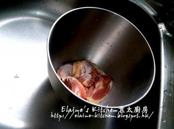 step3: 10分鐘後將<a href="https://bit.ly/2ZxapeY" target="_blank" data-keyword="雞扒" class="guide-link"><strong>雞扒</strong></a> <span style="display:inline-block;vertical-align:middle;margin-top:-3px;color:initial;border-radius:3px;padding:2px 3px;font-size:12px;line-height:14px;background:#87d300;color:#fff;">即買</span> 用水沖洗乾淨再放回大碗內