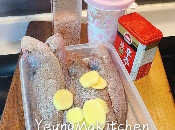 step1: 魚洗淨抹乾水分，加少許鹽和胡椒粉醃片刻。