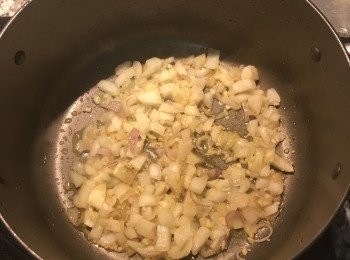 step7: 原鍋不洗，再放入少許油，炒香紅蔥頭、洋蔥和蒜末；