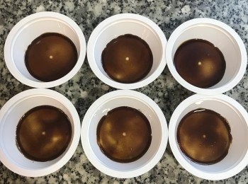 step4: 將糖漿均勻的倒在模具中；