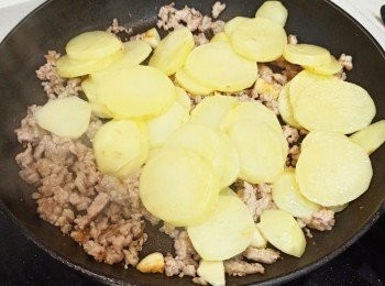 step6: 再倒入薯仔炒一會