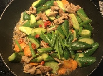 step9: 最後加入蔥綠與辣椒炒勻，即可起鍋。
