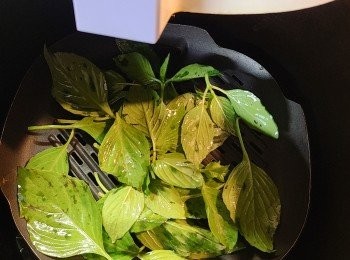 step4: 預熱氣炸鍋180 度，放入九層塔葉。