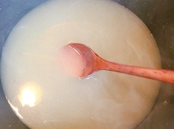 step2: 史雲生豬骨湯先加入魚膠粉和鹽煮溶，放涼備用。