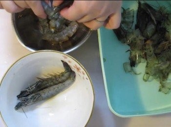 step1: 肉蟹洗淨後隔水蒸15分鐘至熟, 放涼備用,中蝦去殼後挑腸切粒, 蝦殼留起備用