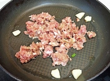 step5: 中火下油煮肉碎1分鐘