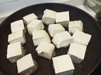 step5: 下油中火起鑊，魚肉向底，所有豆腐放鍋煎，煎兩分鐘後，再煎另一面兩分鐘