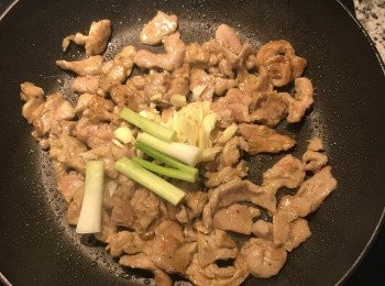 step6: 放入蒜片和蔥白炒香；