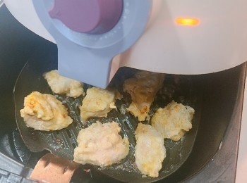 step8: 氣炸鍋180度，放入雞塊並噴上少許油，氣炸約 12分鐘（中途抽出來翻面及噴油）炸至金黃脆身。(氣炸時間要視乎雞塊大小，請自行調較。）