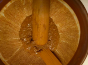 step2: 白芝麻----芝麻放進煎鍋烘烤後，研磨到油分出來為止
   （需要30分鐘到一個小時）