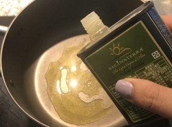 step5: 燉鍋中下少許油燒熱；