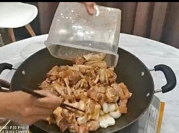 step10: 放少量牛肉（其他牛肉可一面食一面放）