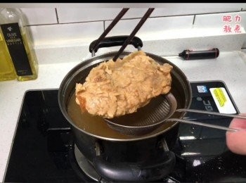 step8: 完成✅ 瀝乾油份及待炸雞外皮冷卻堅硬