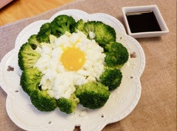 step2: 將西蘭花上碟舖食靚靚圓形