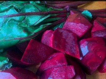 step6: 清水注入真空煲內膽內(約半煲水)，大火煲滾，放入牛尾大火煮約20分鐘，加入所有配菜中火煮約30分鐘，熄火；放入真空煲內膽內煮2-3小時，將真空煲內膽取出，中火煲約45分鐘，熄火；放置1晚，飲用之前中大火煲滾煮約20分鐘，灑上海鹽調至合適味道，即成。