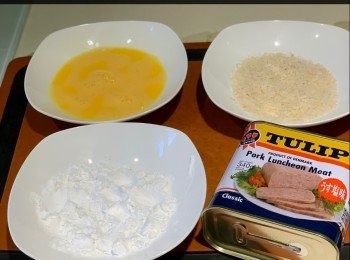 step1: 材料：
午餐肉 1罐
雞蛋 1隻（打勻）
麵包糠 適量
片粟粉 適量