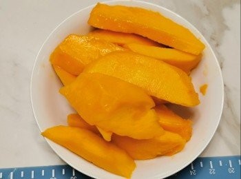 step16: 跟著切好芒果肉備用