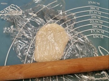 step17: 取出糯米糰用保鮮紙取適量份量，再用另一張保鮮紙放上面壓平，以避免手碰到會粘手。