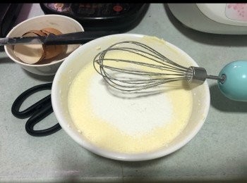 step3: 將低筋麵粉過篩加入搞勻