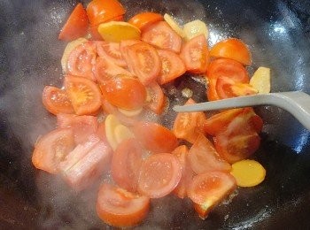 step4: 原鑊大火加入蕃茄炒至軟身出汁（約2-3分鐘）。
