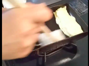 step6: 再加入一點的油, 用紙巾擦一匀