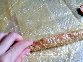 step5: 腐皮用廚紙沾水弄濕腐皮 , 在腐皮下方放上一層層薄薄的豬肉碎 , 卷起用麵粉糊封口