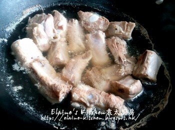 step2: 再用水沖洗乾淨放入鑊 , 加少許酒及水 , 蓋上蓋用中火將豬軟骨出水