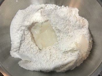 step2: 先將鹽、泡打粉和小蘇打粉混入麵粉中；加入豬油混勻；