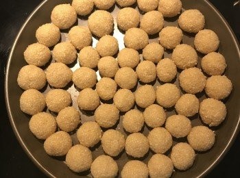 step11: 再稍微的搓ㄧ下，讓芝麻黏的更牢；