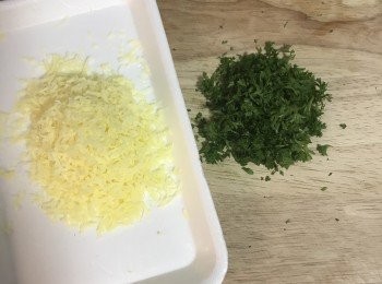 step14: 煮麵時刨些起司，並把巴西里葉切碎備用；