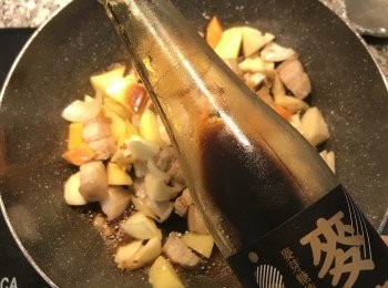 step6: 加入醬油煮滾；