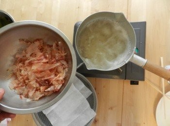 step4: 把火調到大火沸騰之前加入柴魚片(鰹魚片), 等到燒開(滾)就關火