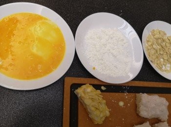 step1: 準備材料： 雞蛋發勻倒入碟中，粟粉和杏片都各自放入碟中，蝦滑攪拌成帶起膠。