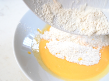 step1: 麵粉和吉士粉過篩。
📝用吉士粉而非雲呢拿油作調味，可以減少麵糊的水份含量，蛋白霜就不易消泡，顏色也比較好看。