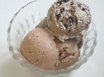 step2: 倒入oreo 餅乾碎 攪拌好倒入容器，放在冰箱雪藏最少8小時，完成