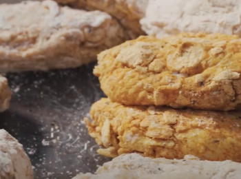 step4: 將醃好的<a href="https://bit.ly/3zHU5V3" target="_blank" data-keyword="雞翼" class="guide-link"><strong>雞翼</strong></a> <span style="display:inline-block;vertical-align:middle;margin-top:-3px;color:initial;border-radius:3px;padding:2px 3px;font-size:12px;line-height:14px;background:#87d300;color:#fff;">即買</span> ，放入密實袋，確保<a href="https://bit.ly/3zHU5V3" target="_blank" data-keyword="雞翼" class="guide-link"><strong>雞翼</strong></a> <span style="display:inline-block;vertical-align:middle;margin-top:-3px;color:initial;border-radius:3px;padding:2px 3px;font-size:12px;line-height:14px;background:#87d300;color:#fff;">即買</span> 完全沾滿炸粉