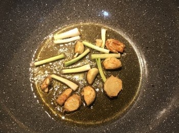 step4: 放入蔥白炒香；