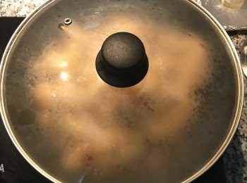 step10: 蓋鍋蓋小火燒煮10分鐘；