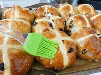 step7: 拿出來的麵包，可塗上橘子果醬，令表面更光滑(*也可以在麵包上塗上轉化糖漿Golden syrup (微微加熱）