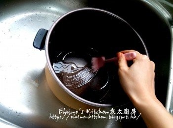step5: 高速鍋的煲掃上油