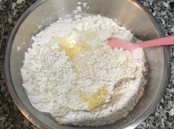 step3: 將糖與牛奶拌勻加入蛋打散，倒入麵粉中；