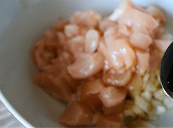 step1: 洋蔥和雞柳切細粒, 將所有調味料加入, 攪勻