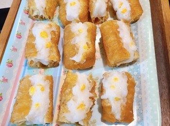 step2: 用小刀將粟米墨魚膠釀入。（記得不要釀入太多， 否則氣炸太久油炸鬼會焦而餡不熟）並在墨魚膠那一面塗抺上少許油，油炸鬼本身已有油分，所以不用抺油了。